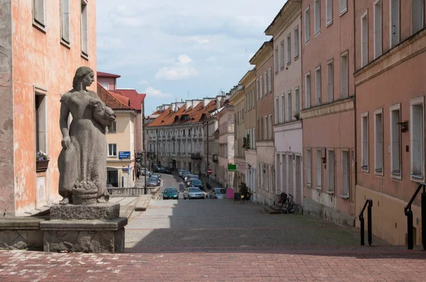 ワルシャワ ポーランド 2016 古いワルシャワの路上 都市の古い建築はいつも観光客に興味を持っています — ストック写真