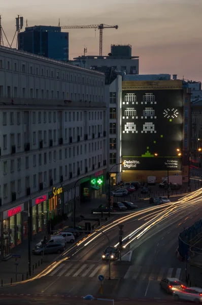 Varşova, Polonya - 23 Haziran 2016. Gece Varşova merkezi sokak. Polonya başkentinde gece başlangıcı ile hayat ateşkes değil.