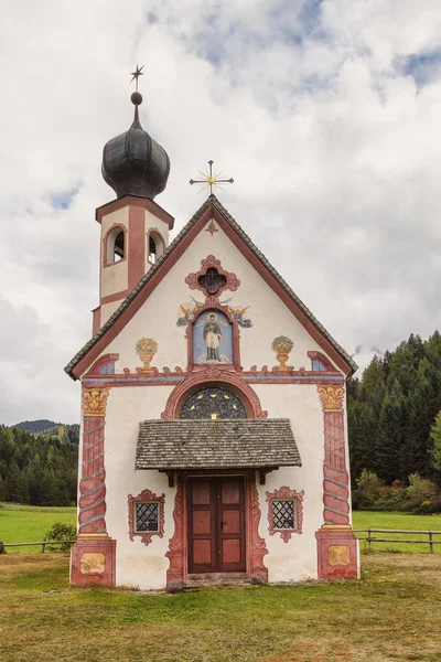 Cappella cattolica ai piedi delle Dolomiti — Foto Stock