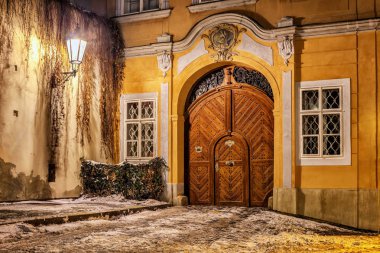 Lamba ve karanlık sokakta bir ahşap kapılar