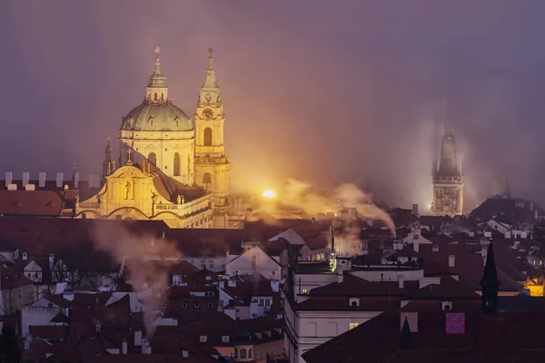 Igreja de São Nicolau à noite e nevoeiro. Praga . — Fotografia de Stock