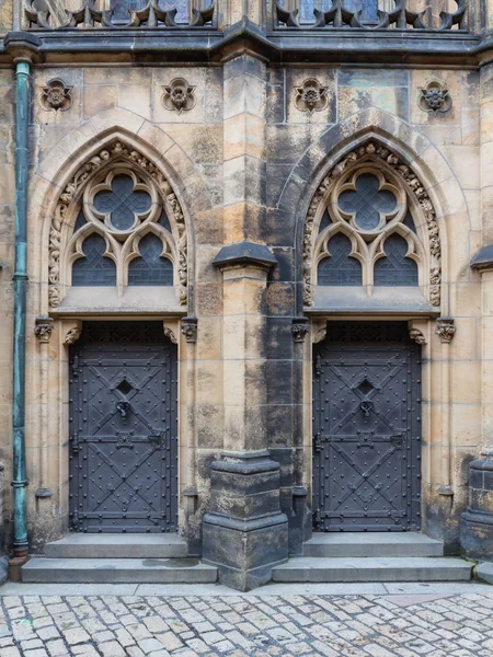 Portalen til den gotiske katedralen Saints Vitus, Praha slott, Tsjekkia – stockfoto