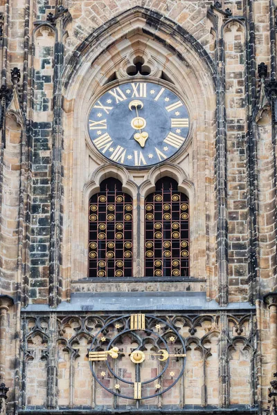 Astronomisk klokke og inngang til den gotiske katedralen Saints Vitus, Praha slott, Tsjekkia . – stockfoto