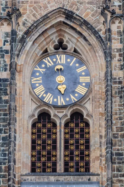 Astronomisk klokke og inngang til den gotiske katedralen Saints Vitus, Praha slott, Tsjekkia . – stockfoto