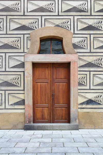 Las puertas históricas de roble con yeso pintado Palacio Schwarzebersky. Plaza de Hradthe en Praga . — Foto de Stock