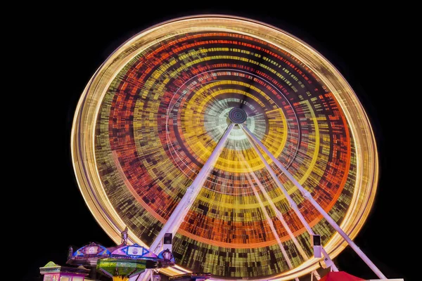 Roda gigante maluca na Feira de Matejska em Praga. Longo tempo à noite . — Fotografia de Stock