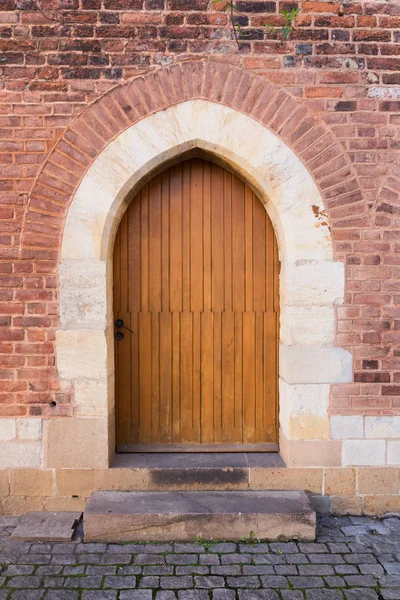 Vecchia porta di legno della chiesa cattolica in Boemia — Foto Stock