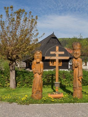 Cyril ve Methodius Slovak çift çapraz ile dini ahşap heykelleri.