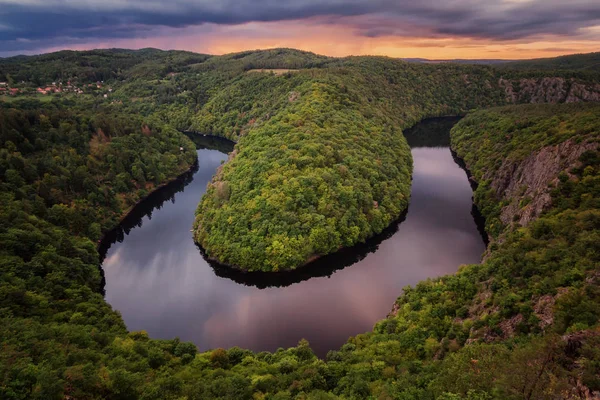 Gün batımında Vltava Nehri'nin güzel manzara. Uzun süredir fotoğraflar. Çek Cumhuriyeti