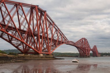 kwai Nehri üzerindeki tarihi köprü.