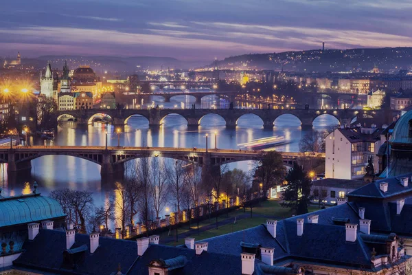 Günbatımı güneş, Prag Vltava Nehri ve köprüler görünümü tuttu — Stok fotoğraf