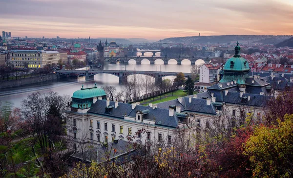 Veduta del fiume Moldava e dei ponti illuminati dal sole del tramonto, Praga — Foto Stock