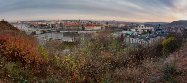 Veduta del fiume Moldava e dei ponti illuminati dal sole del tramonto, Praga — Foto Stock