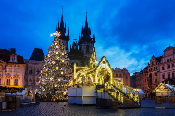 Kerst oude stadsplein in Praag. — Stockfoto