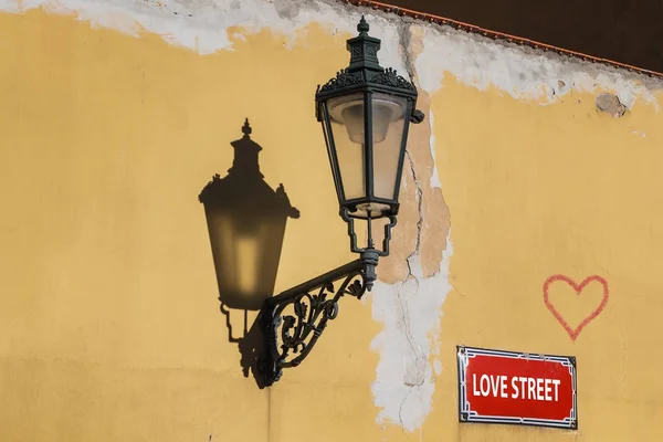 Straßenliebe. Wand mit Lampe und Herz. Prag Stockbild