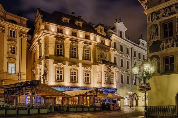 Natale su Piazza della Città Vecchia innevata, Praga, Repubblica Ceca — Foto Stock