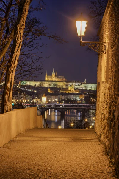 Prager Burg im Lichterglanz, Panoramablick von Vysehrad, Tschechische Republik — Stockfoto