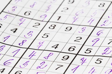 Sudoku bir ara numarası olmadan el dolu