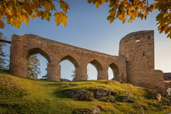 Rovine del castello decorate con foglie autunnali — Foto Stock