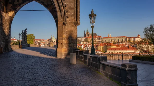 Puente de Carlos y Castillo de Praga al amanecer sin gente. Covid-19 — Foto de Stock