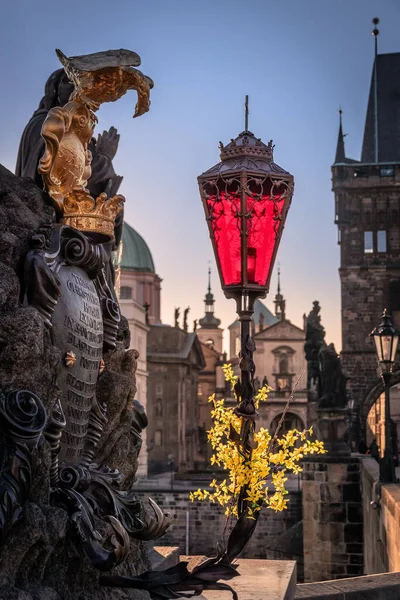 Statua della Vergine con San Bernardo. Con una lampada rossa appena restaurata. Praga — Foto Stock