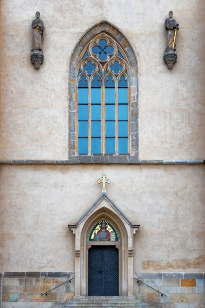 Ozdobione drzwi i okna katedry — Zdjęcie stockowe
