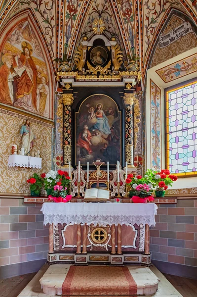 Interno di piccola cappella gotica — Foto Stock