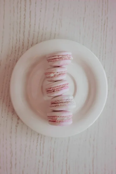 Erdbeer Macarons Nahaufnahme Frisch Und Bunt Auf Rosa Hintergrund — Stockfoto