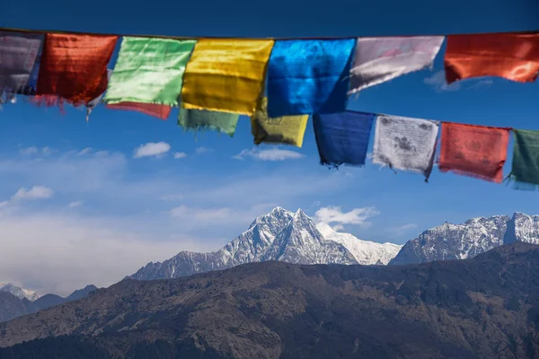 Mountain and Buddhist prayer flags in Nepal — Stock Photo, Image