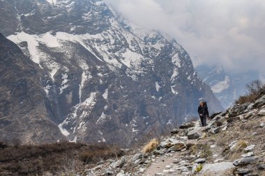 Kadın Trekker ve güzel dağ manzarası 