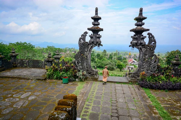 Puerta de piedra en Pura Besakih, Bali, Indonesia — Foto de Stock