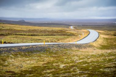 İzlanda'nın sonbaharda dolambaçlı yol