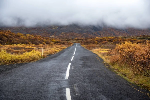 Estrada vazia no outono da Islândia — Fotografia de Stock