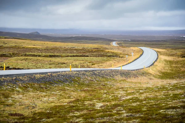 曲折的道路，在秋天的冰岛 — 图库照片