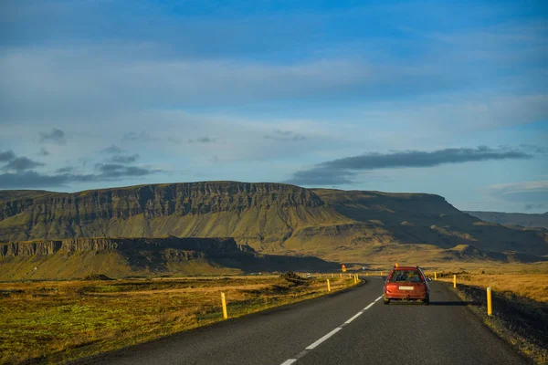 Estrada e paisagem islandesa no verão — Fotografia de Stock