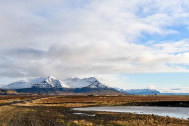 İzlanda'daki erken kışın dağ manzarası