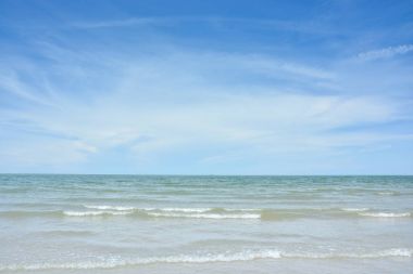 tropikal deniz ve mavi gökyüzü