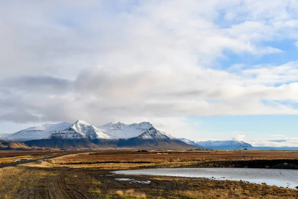 Paesaggio montano all'inizio dell'inverno dell'Islanda — Foto Stock