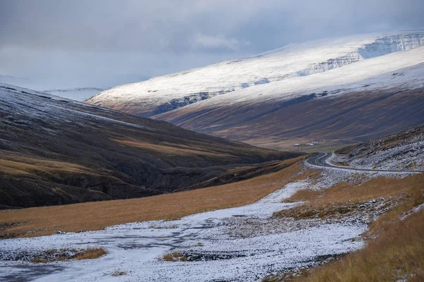 Berglandschaft im frühen Winter von Island — Stockfoto