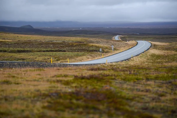Звивистій дорозі восени Ісландії — стокове фото