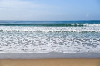 Tropik deniz, sahil ve mavi gökyüzü