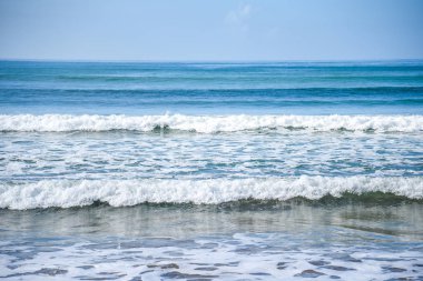 Tropik deniz, sahil ve mavi gökyüzü