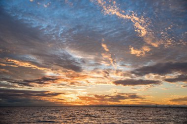 güzel günbatımı gökyüzü ve tropikal deniz