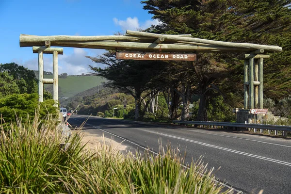 Drewniana brama i ulica znak Great Ocean Road — Zdjęcie stockowe