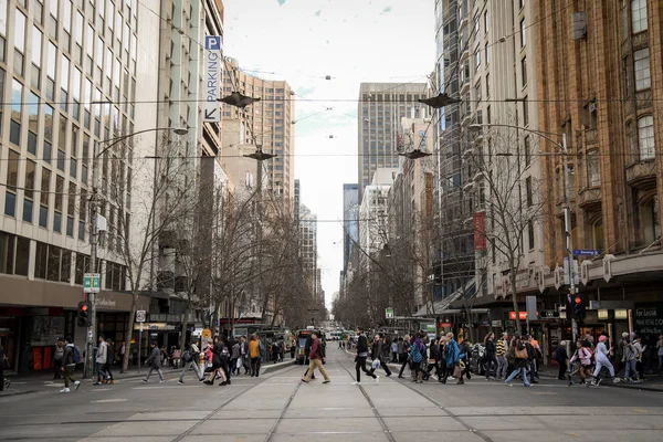 Människor går i Melbourne city, Australien — Stockfoto