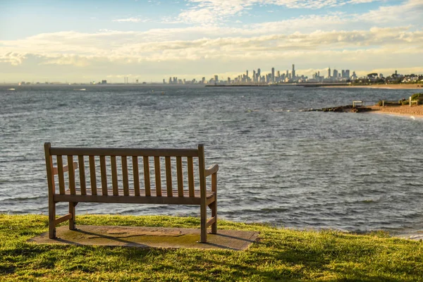 Drewniane ławki w pobliżu Brighton beach, Melbourne — Zdjęcie stockowe