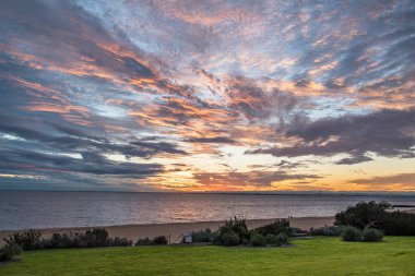 güzel günbatımı gökyüzü, plaj ve deniz