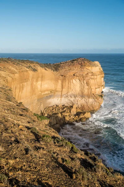 Wysokim klifie, w pobliżu Great Ocean Road, Wielka Brytania — Zdjęcie stockowe