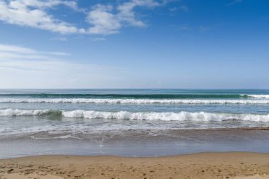 Tropik deniz, sahil ve mavi gökyüzü