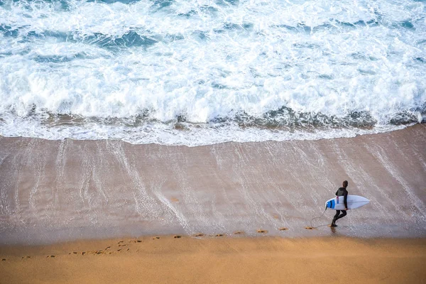 Sörfçü adam sahilde — Stok fotoğraf